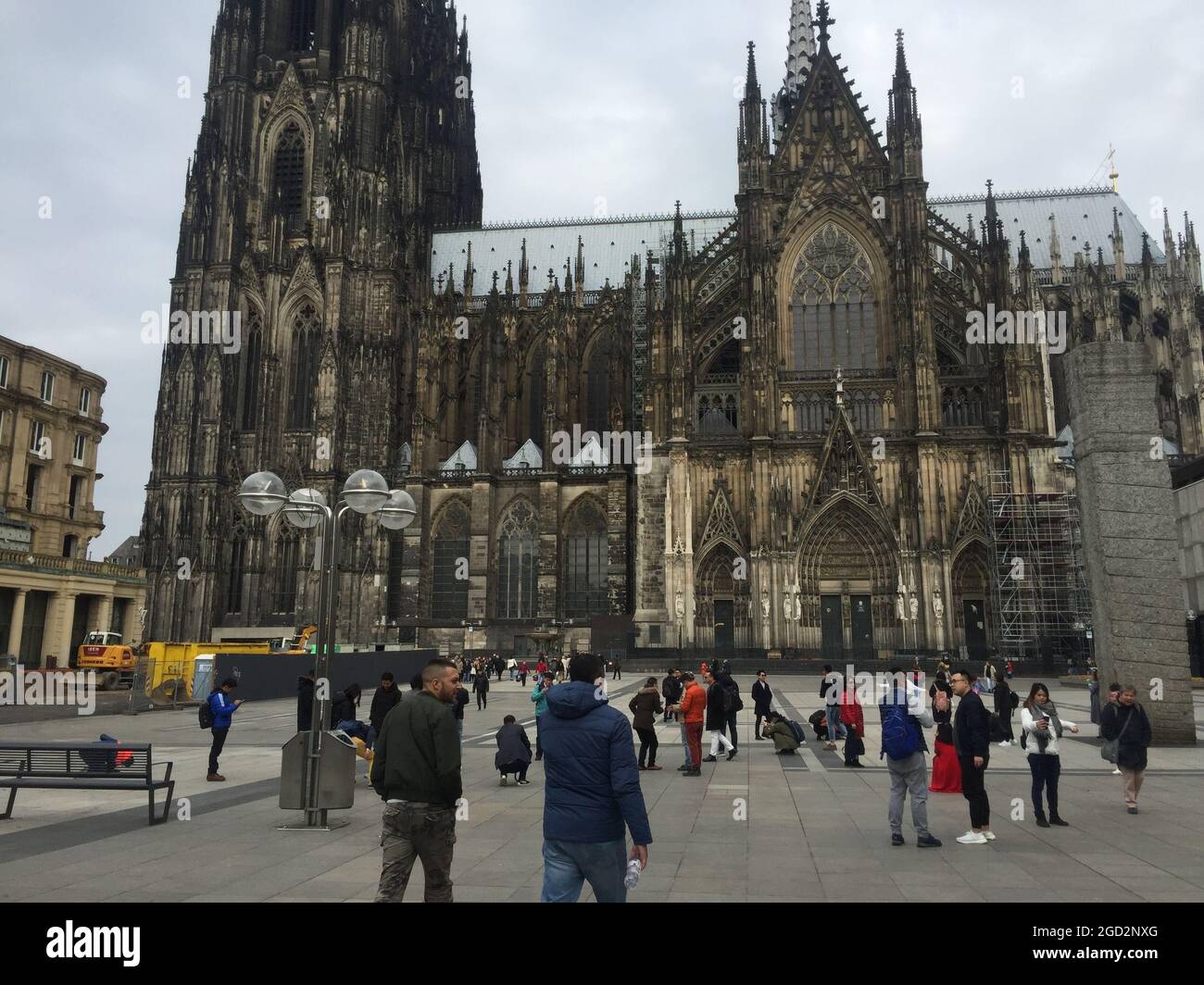 KÖLN, DEUTSCHLAND - Mär 20, 2018: Ein Tourist, der die berühmteste Kirche in Köln besucht, die Kölner Domkirche Stockfoto