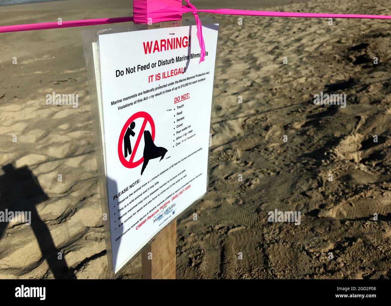 Ein Schild rät den Strandbesuchern, die marine Tierwelt nicht zu stören, nachdem eine ungewöhnliche Anzahl von kranken oder verstorbenen marinen Tieren an den Stränden von Ventura und Santa Barbara County aufgespült wurde Stockfoto