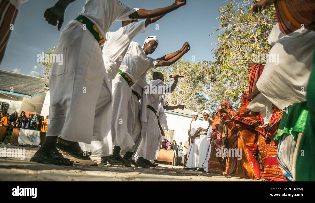 Muslimische Männer tanzen bei einer Zeremonie in Garowe, Puntland, ca. 3. Juni 2015 Stockfoto