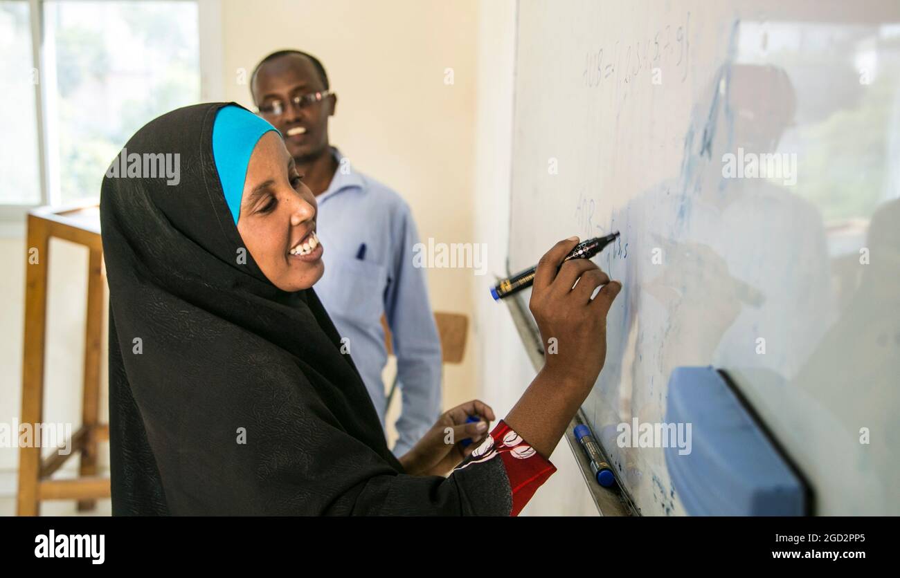 Eine muslimische Frau während der Lehrerausbildung in Mogadischu oder Garowe über die 'Somali Youth Learners Initiative (SYLI)' ca. 16. Juni 2015 Stockfoto