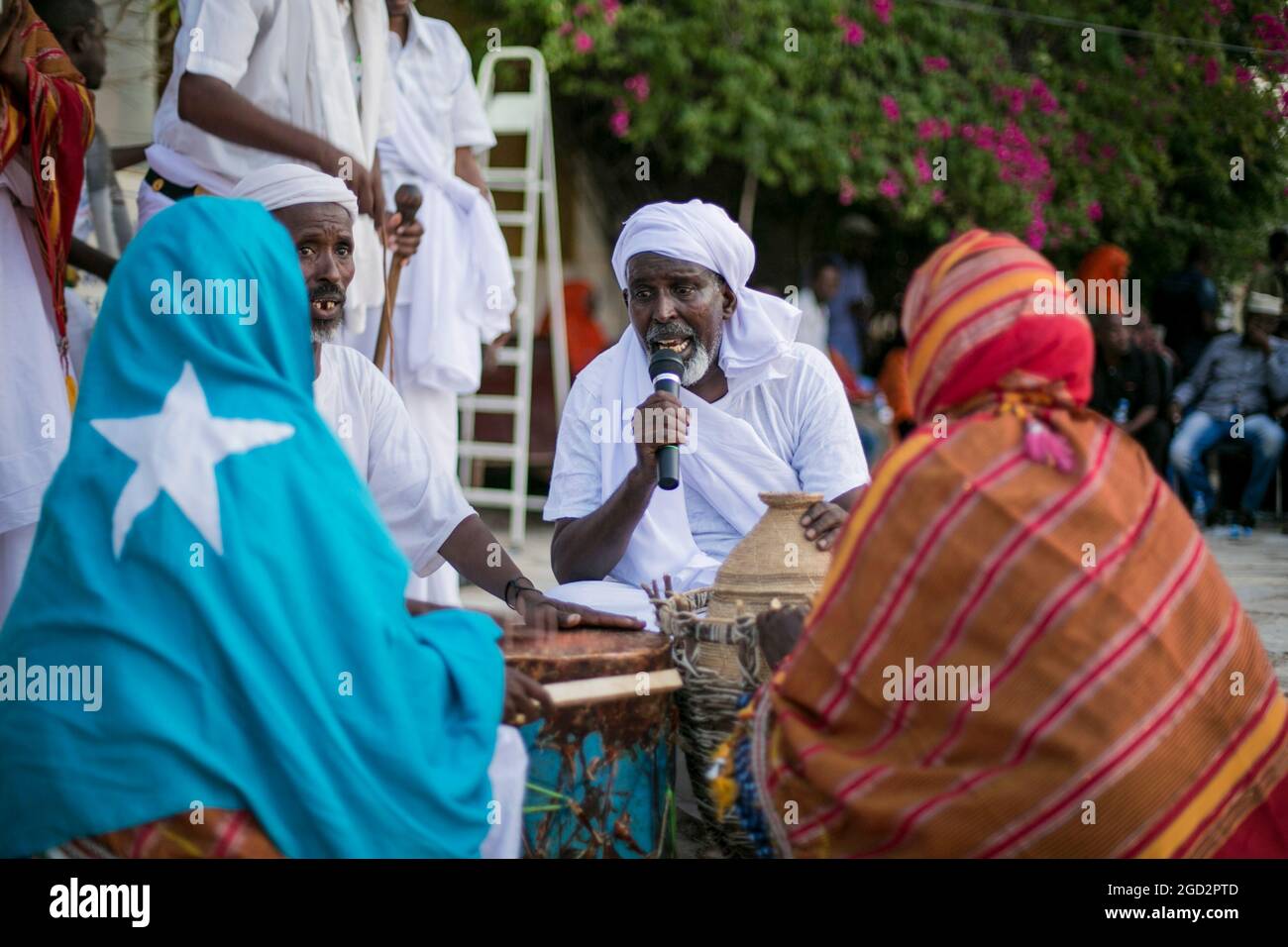 Ein Mann, der mit Mikrofon in Garowe, Puntland, spricht. Juni 2015 Stockfoto
