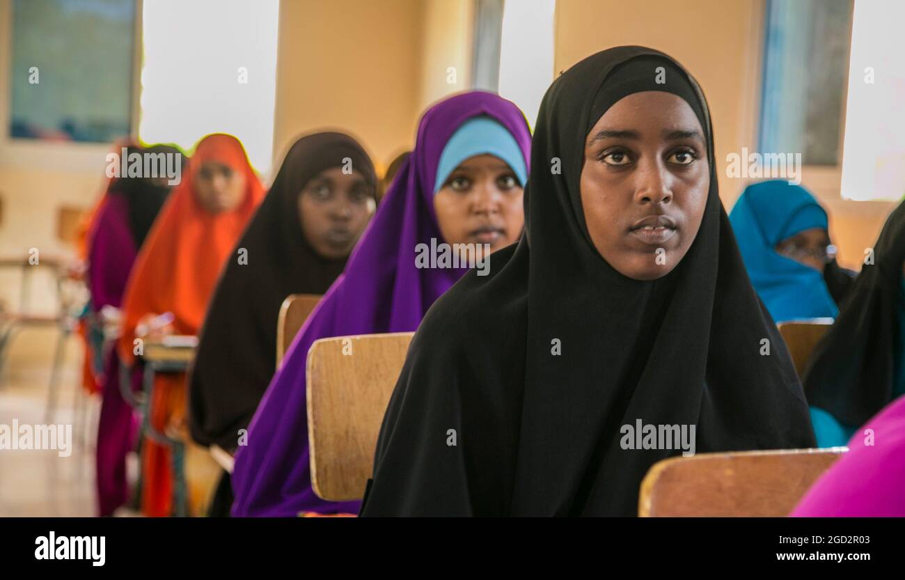 Muslimische Frauen hören während einer Lehrerklasse in Mogadischu oder Garowe voa aufmerksam der 'Somali Youth Learners Initiative (SYLI)' zu. 16. Juni 2015 Stockfoto