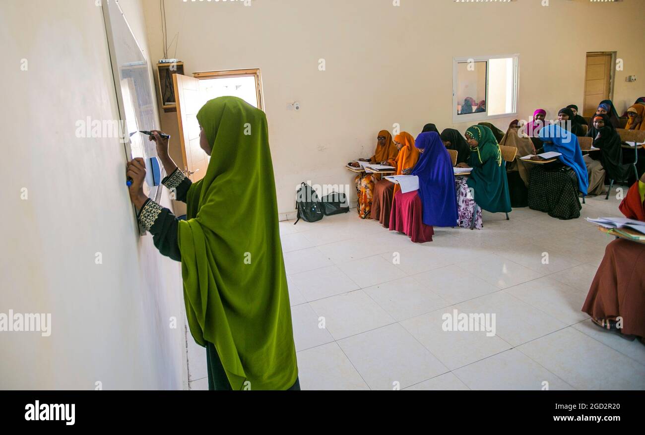 Lehrerausbildung in Mogadischu und Garowe. Unsere Somali Youth Learners Initiative (SYLI) zielt darauf ab, die nächste Generation somalischer Führungspersönlichkeiten zu unterstützen, indem sie den Zugang zu qualitativ hochwertigen Sekundarschulangeboten für über 160,000 Jugendliche erweitert. 16. Juni 2015 Stockfoto