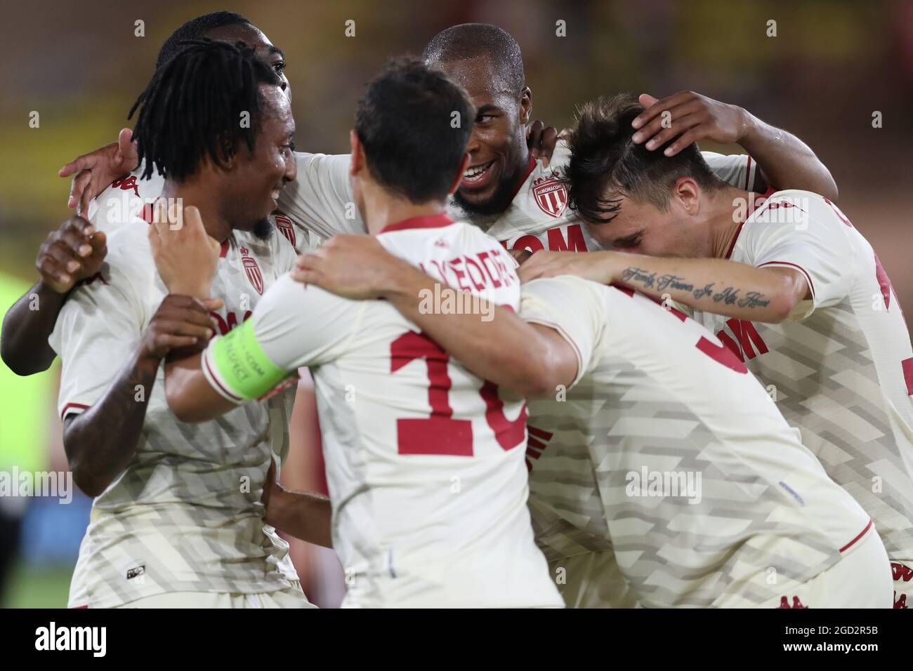 Monaco, Monaco, 10. August 2021. Gelson Martins von AS Monaco feiert mit seinen Teamkollegen, nachdem er dem Team beim UEFA Champions League-Spiel im Stade Louis II, Monaco, eine 1-0-Führung gegeben hat. Bildnachweis sollte lauten: Jonathan Moscrop / Sportimage Stockfoto