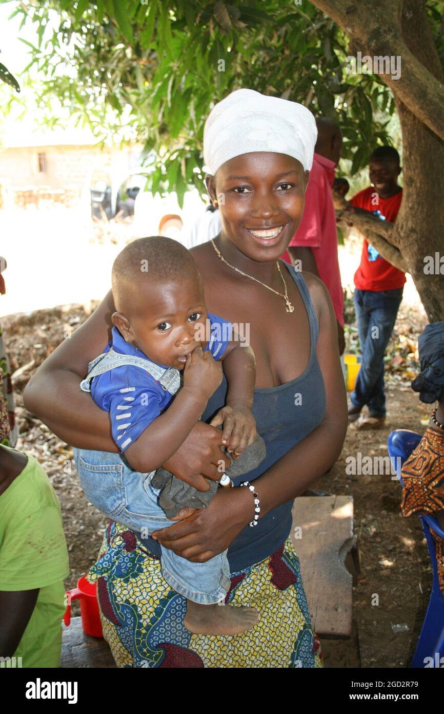 Diese Mutter und ihr Kind sind ebola-Überlebende in Sierra Leone Ca. 7. März 2016 Stockfoto