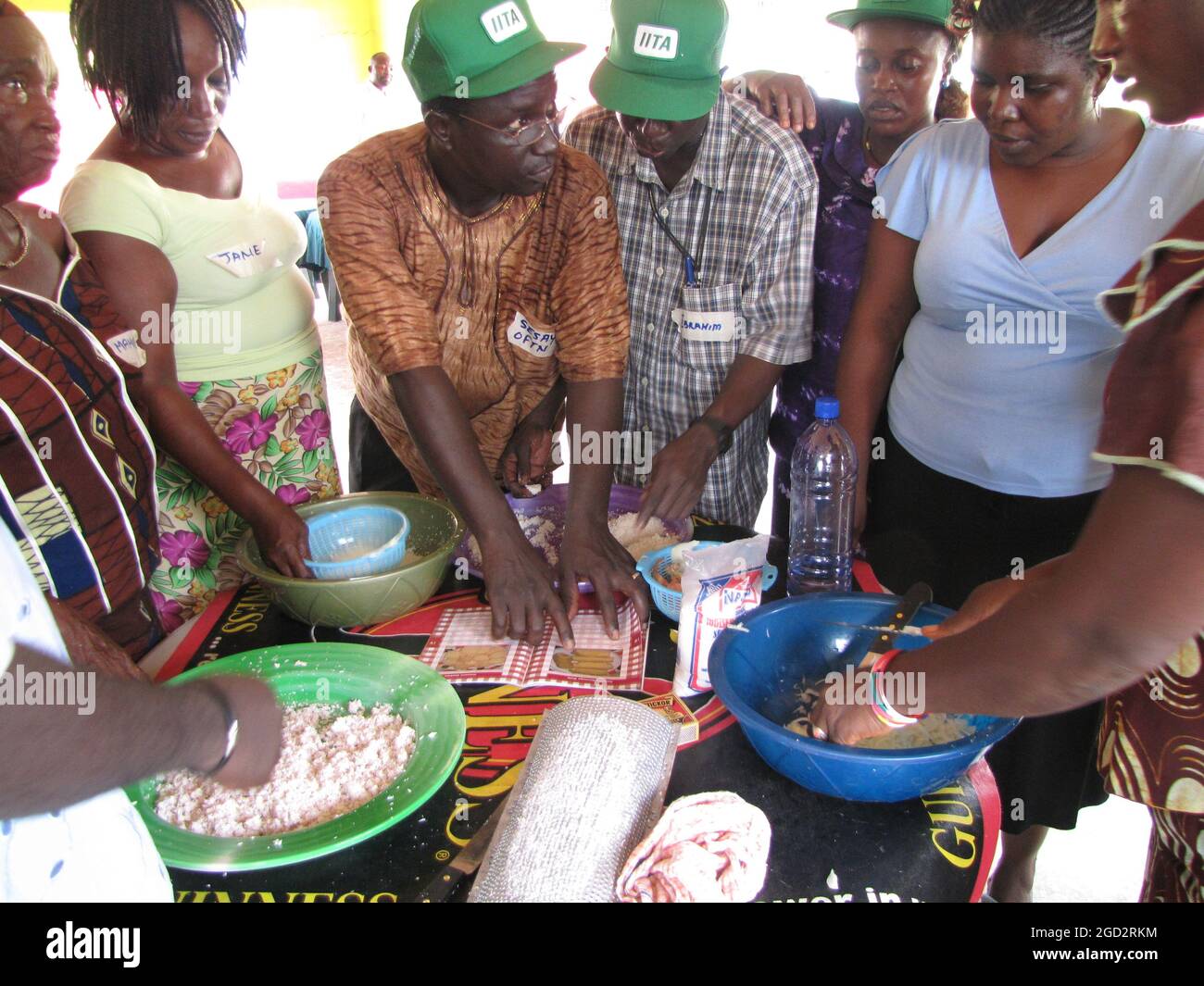 Die Diversifizierung von Cassava-Produkten trägt zur Erhöhung des Frauenhaushaltseinkommens in Guinea bei. Ca. 9. Juli 2009 Stockfoto