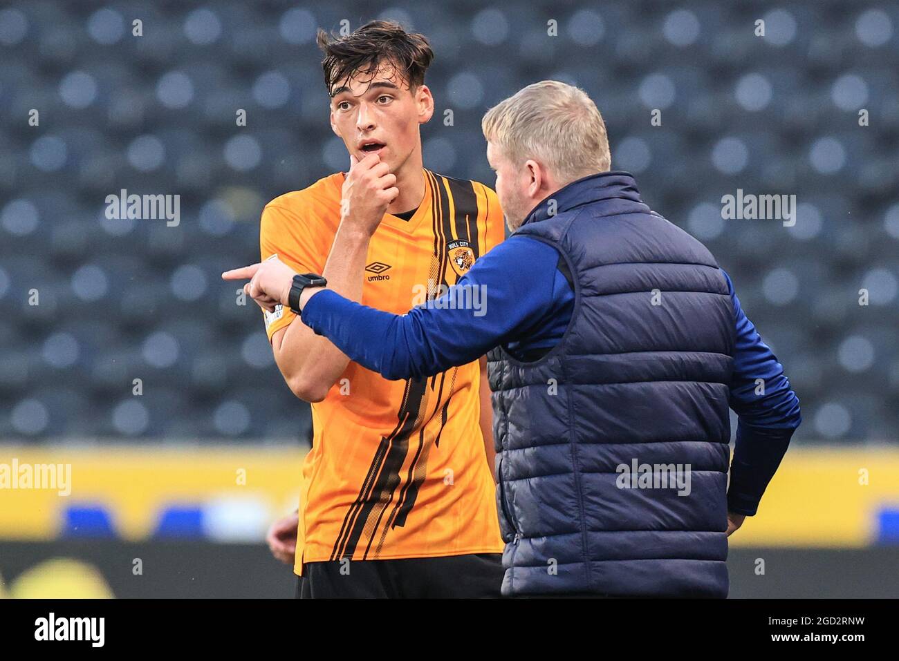 Grant McCann Manager von Hull City erteilt Anweisungen an Jacob Greaves #4 von Hull City Stockfoto