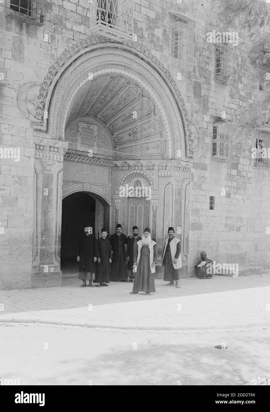 Eingang zum armenischen Kloster in Jerusalem, religiöse Männer vor dem Kloster ca. 1900 Stockfoto