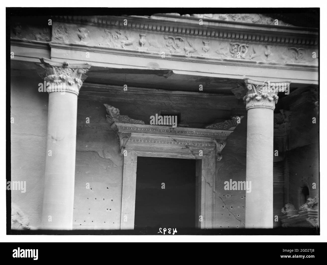 Aufwendig getröstet Gesims. Über dem Türsturz in Petra, El-Khazneh Ca. 1920 Stockfoto
