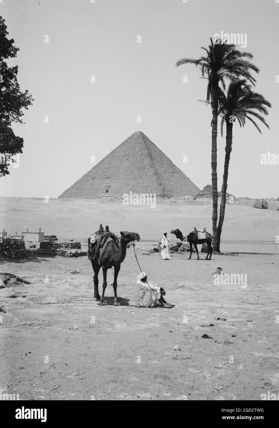 Die Pyramiden von Gizeh, die große Pyramide von Kheops [d.h. Cheops] und Sphinx, Männer mit Kamelen im Vordergrund ca. 1900 Stockfoto
