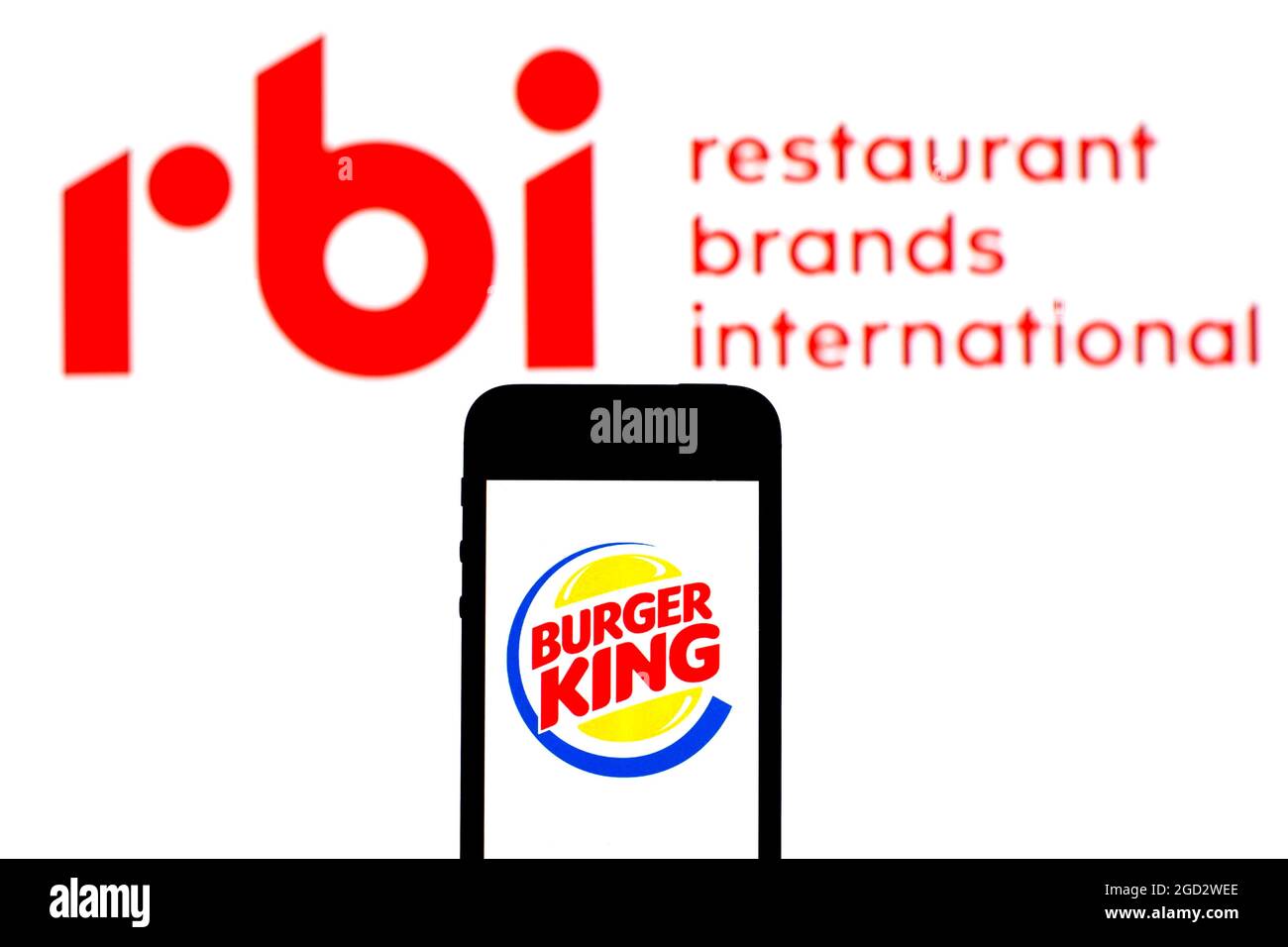 Spanien. August 2021. In dieser Abbildung wird ein Burger King-Logo auf einem Smartphone mit einem Restaurant Brands International-Logo im Hintergrund angezeigt. (Bild: © Thiago Prudencio/SOPA Images via ZUMA Press Wire) Stockfoto