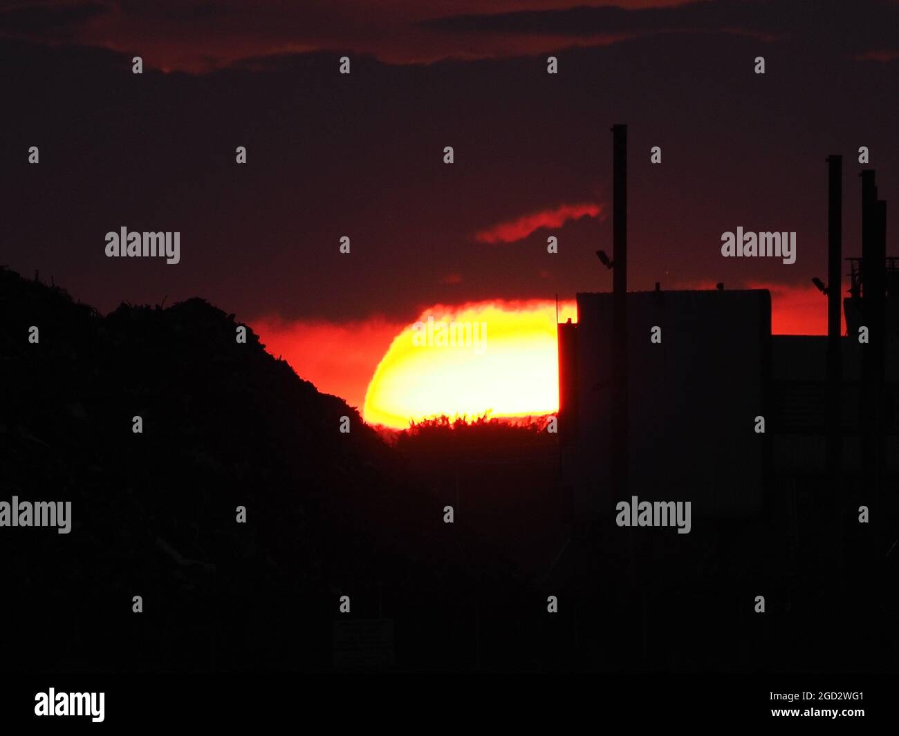 Sheerness, Kent, Großbritannien. August 2021. UK Wetter: Sonnenuntergang in Sheerness, Kent am Ende eines heißen Tages. Kredit: James Bell/Alamy Live Nachrichten Stockfoto