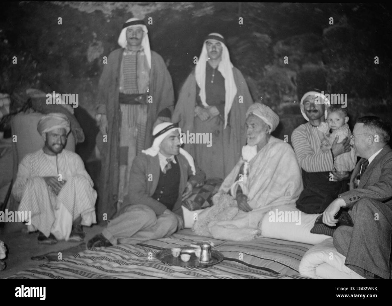 Die Gäste werden im Haus eines Dorfältesten in Daharieh unterhalten. 1940 Stockfoto