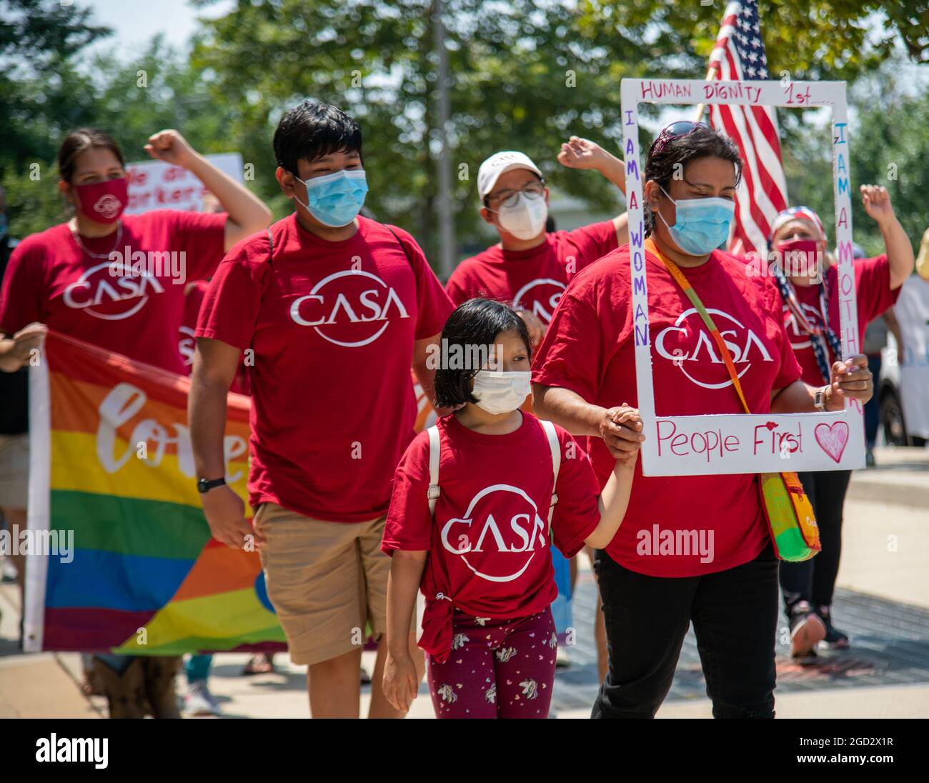 Mitglieder der CASA, einer Basisorganisation für Immigranten, protestieren am 10. August 2021 am Hauptsitz der US-Einwanderungs- und Zollbehörde in Washington, DC, gegen eine Einwanderungsreform. (Foto: Matthew Rodier/Sipa USA) Quelle: SIPA USA/Alamy Live News Stockfoto