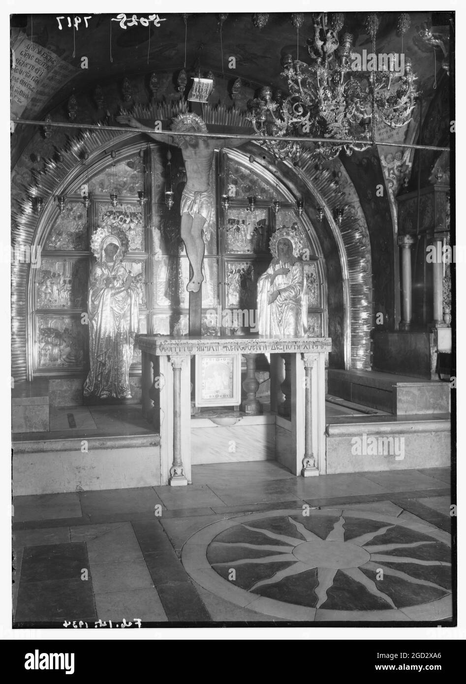 Das Innere der Grabeskirche. Kalvarienaltar mit Kerzen und Dekoration entfernt ca. 1934 Stockfoto