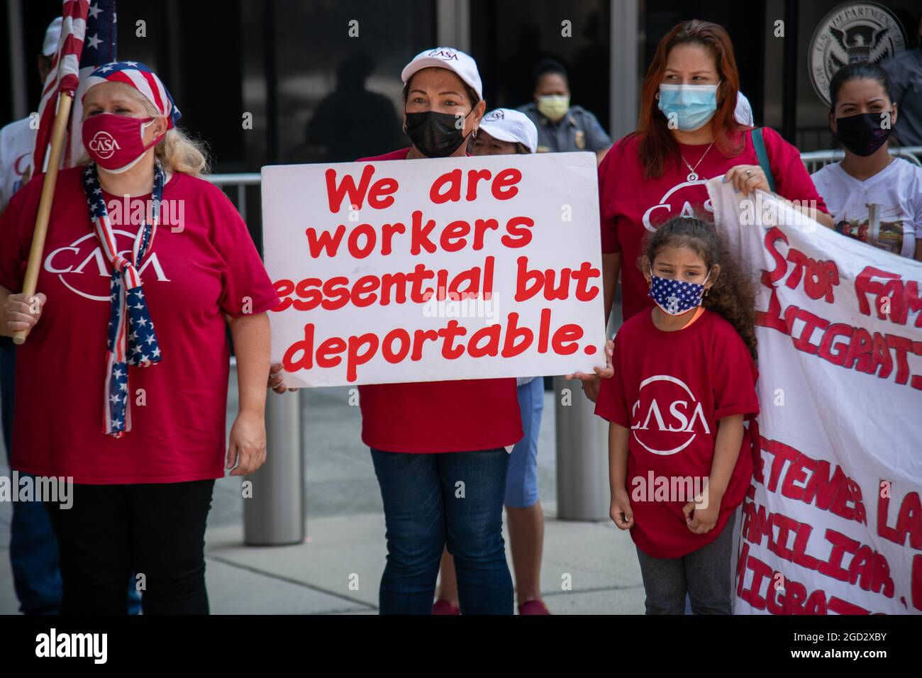 Mitglieder der CASA, einer Basisorganisation für Immigranten, protestieren am 10. August 2021 am Hauptsitz der US-Einwanderungs- und Zollbehörde in Washington, DC, gegen eine Einwanderungsreform. (Foto: Matthew Rodier/Sipa USA) Quelle: SIPA USA/Alamy Live News Stockfoto