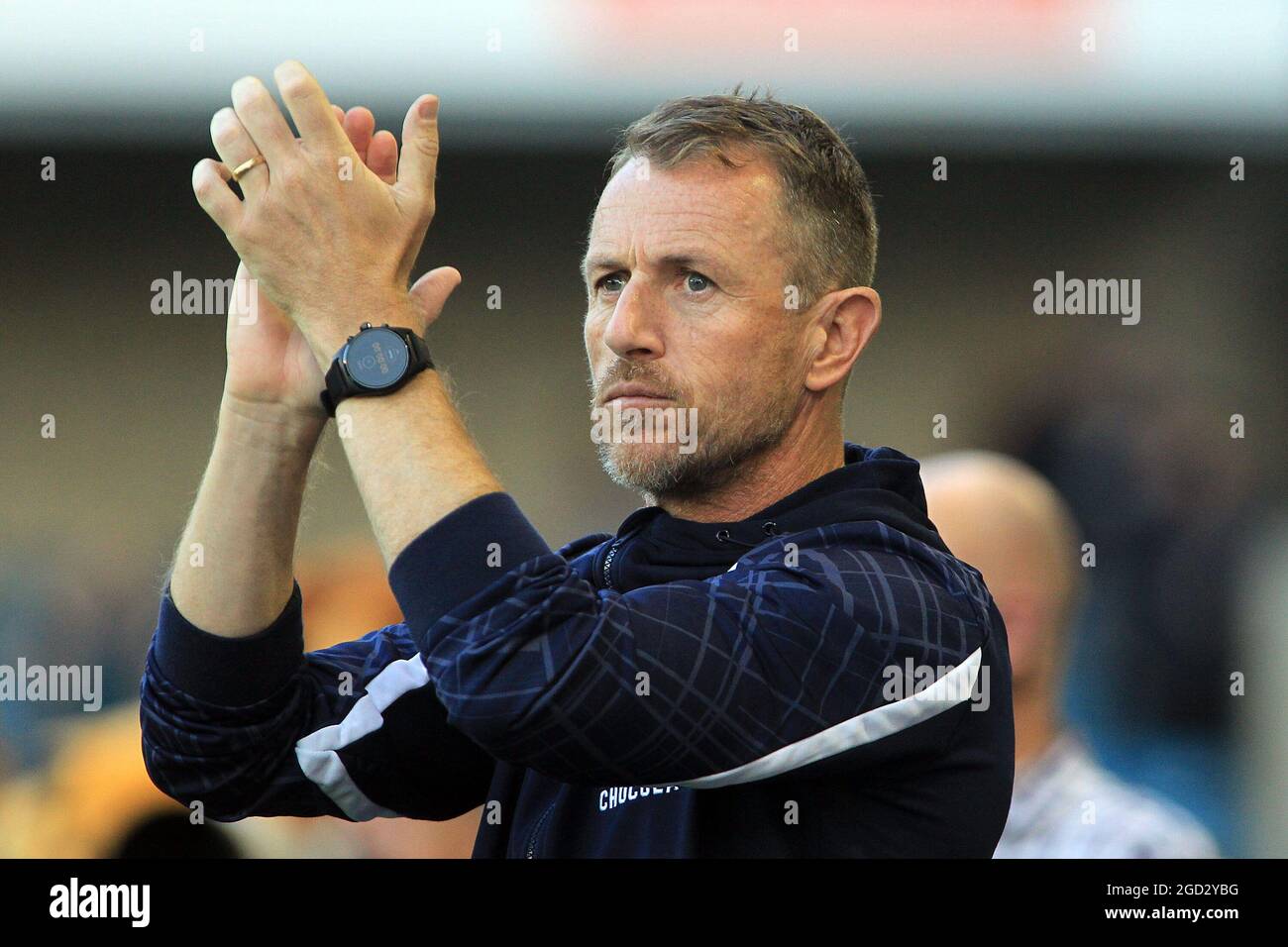 London, Großbritannien. August 2021. Millwall Manager Gary Rowett schaut zu. Carabao Cup 1st round match, Millwall gegen Portsmouth im The Den in London am Dienstag, den 10. August 2021. Dieses Bild darf nur für redaktionelle Zwecke verwendet werden. Nur zur redaktionellen Verwendung, Lizenz für kommerzielle Nutzung erforderlich. Keine Verwendung bei Wetten, Spielen oder Veröffentlichungen in einem Club/einer Liga/einem Spieler. PIC von Steffan Bowen/Andrew Orchard Sports Photography/Alamy Live News Credit: Andrew Orchard Sports Photography/Alamy Live News Stockfoto