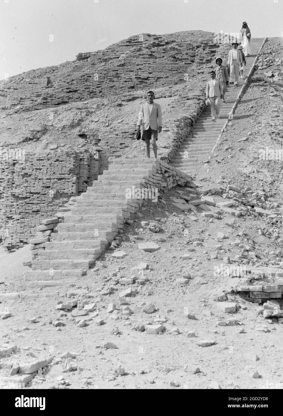 Abstieg vom Ziggurat im Irak Ur. Männer, die eine schmale Treppe hinuntergehen, ca. 1932 Stockfoto