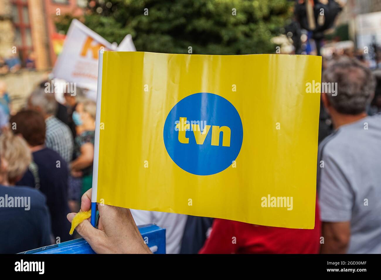 Danzig Polen August 2021 Danzig 10 August 2021 Demonstranten Mit Regierungsfeindlichen Transparenten Und Tvn Und Tvn 24 Tv Sendern Sind In Danzig Zu Sehen Polen Am 10 August 2021 Protestieren Menschen Im Ganzen Land Auf