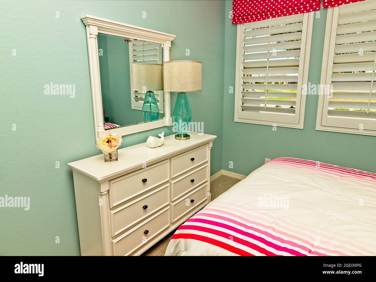 Weiße Kommode Und Passender Spiegel Im Schlafzimmer Stockfoto