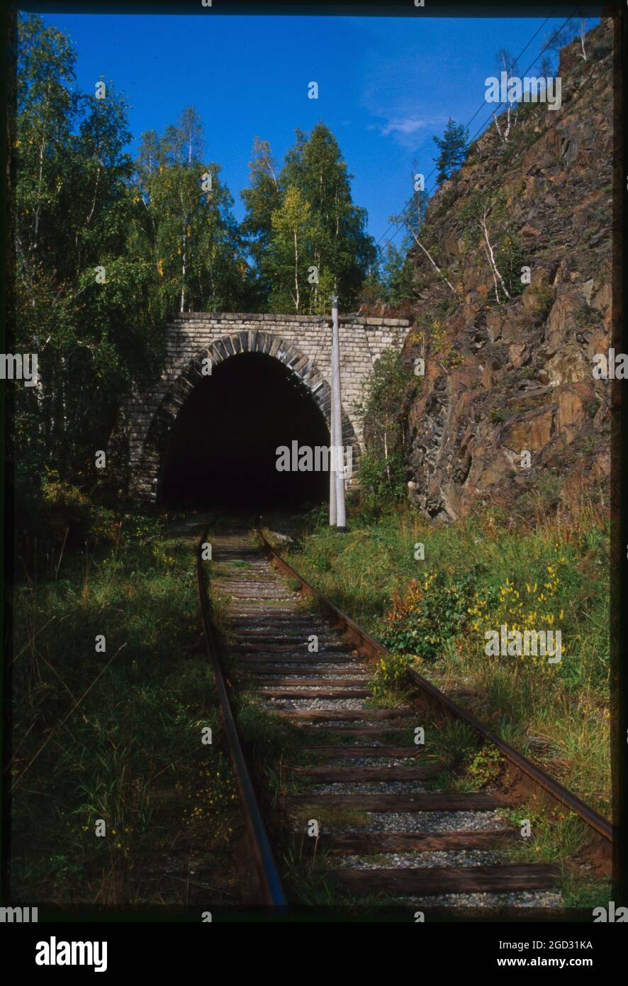 Baikalsee-Umfangsbahn, Tunnel (Anfang des 20. Jahrhunderts), Baikal, Russland; 2000 Stockfoto