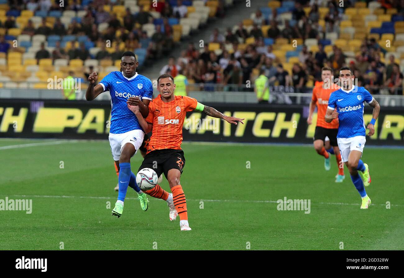 KIEW, UKRAINE - 10. AUGUST 2021 - der Verteidiger Jhon Lucumi (L) von KRC Genk und der Mittelfeldspieler Alan Patrick (R) vom FC Shakhtar Donetsk werden während des zweiten Spiels der UEFA Champions League 2021-22 in der dritten Qualifikationsrunde beim NSC Olimpiyskiy, Kiew, der Hauptstadt der Ukraine, gesehen. Stockfoto