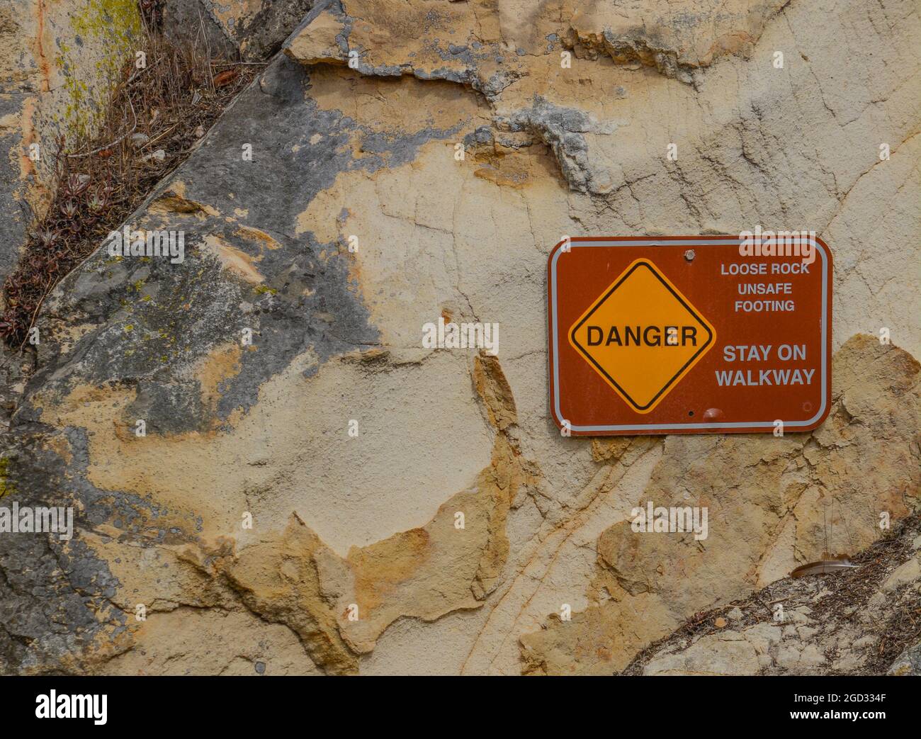 Gefahrenschild für lose Felsen und unsicheren Stand, auf Gehweg bleiben. Im Morro Bay State Park in San Luis Obispo County, Kalifornien Stockfoto