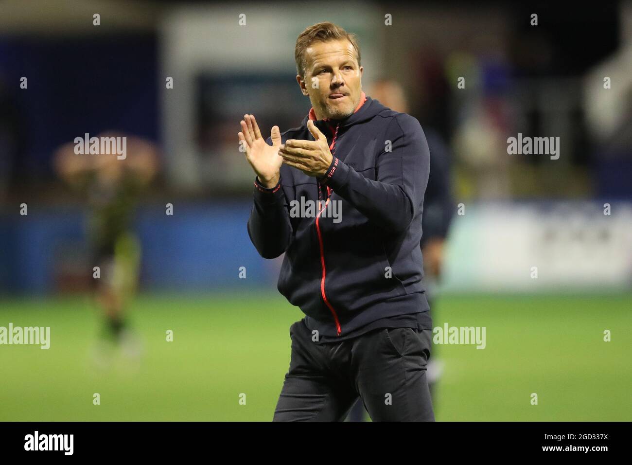 BARROW IN FURNESS, UK AUG 10THBarrow-Manager Mark Cooper applaudiert den Fans nach dem Carabao Cup-Spiel zwischen Barrow und Scunthorpe United am Dienstag, den 10. August 2021 in der Holker Street, Barrow-in-Furness. (Kredit: Mark Fletcher ) Kredit: MI Nachrichten & Sport /Alamy Live Nachrichten Stockfoto