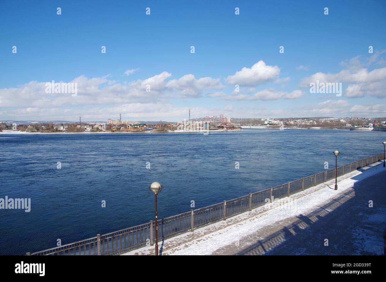 Angara Fluss im Winter in Irkutsk in Sibirien, Russland Stockfoto