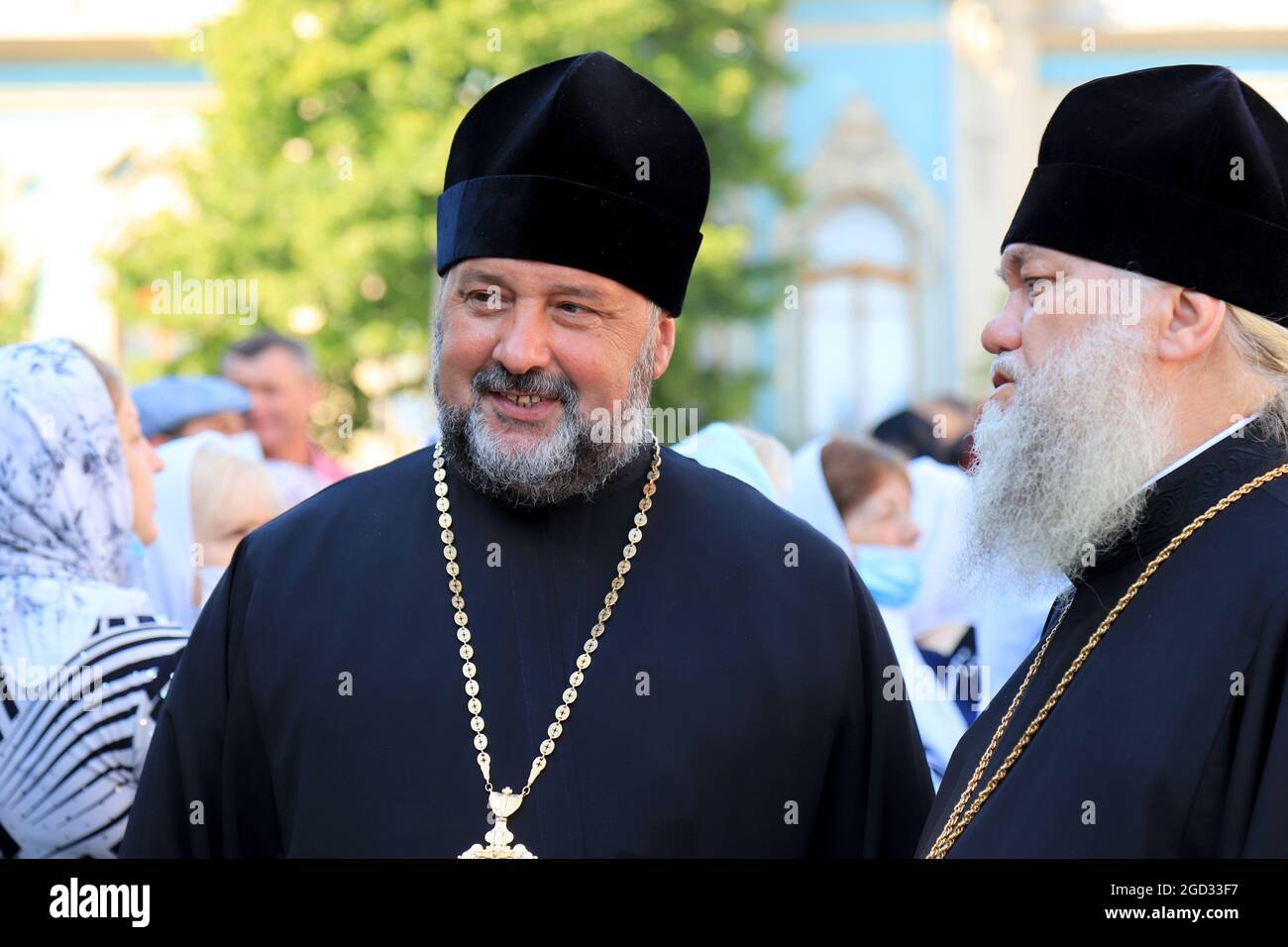 Orthodoxe Priester in Kirchenkleidung stehen auf der Straße in Kiew. Ein religiöser Ritus, ein Feiertag in einer christlichen Kathedrale. Kiew, Ukraine, 2021-06-15 Stockfoto