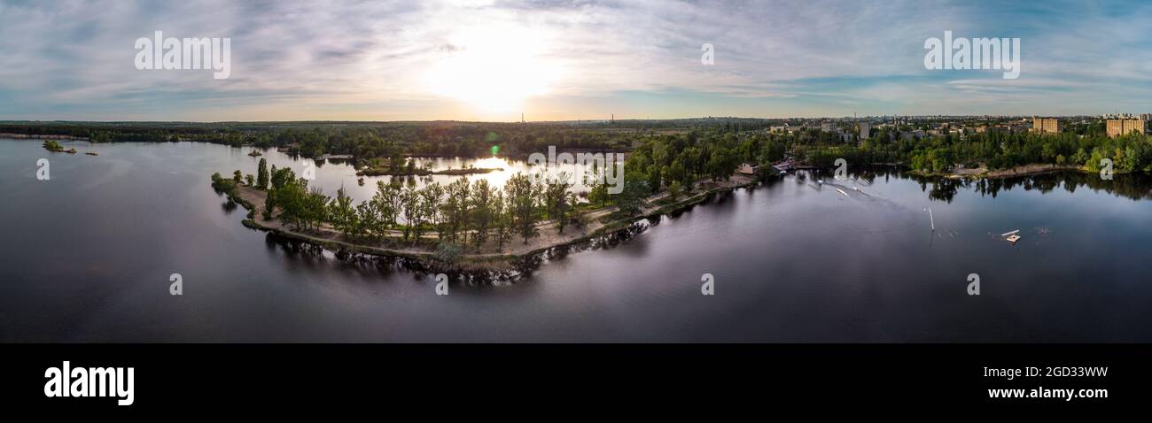 Luftpanorama auf Wake Park Erholungsgebiet am Sommersee Komsomolske Ozero in Charkiw, Ukraine Stockfoto