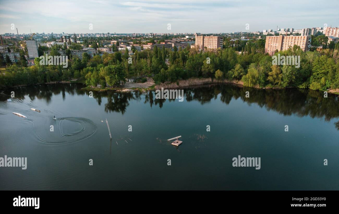 Luftpanorama auf Wake Park Erholungsgebiet am Sommersee Komsomolske Ozero in Kharkiv, Ukraine Stockfoto