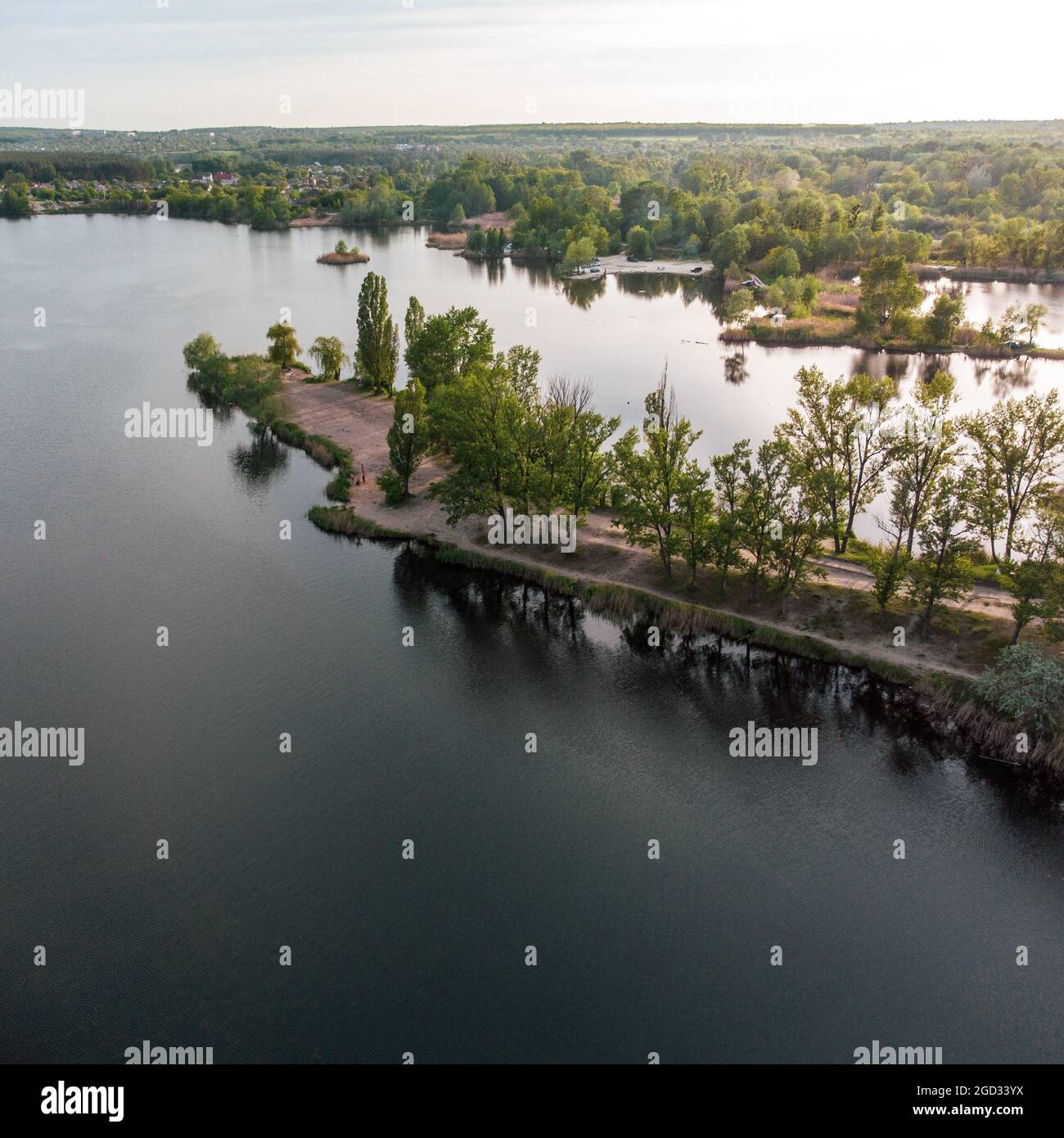 Luftaufnahme auf Wasser Erholung Park Bereich in Osnovianskyi Bezirk. Der Sandstrand am Sommersee Komsomolske Ozero in Charkiw, Ukraine Stockfoto