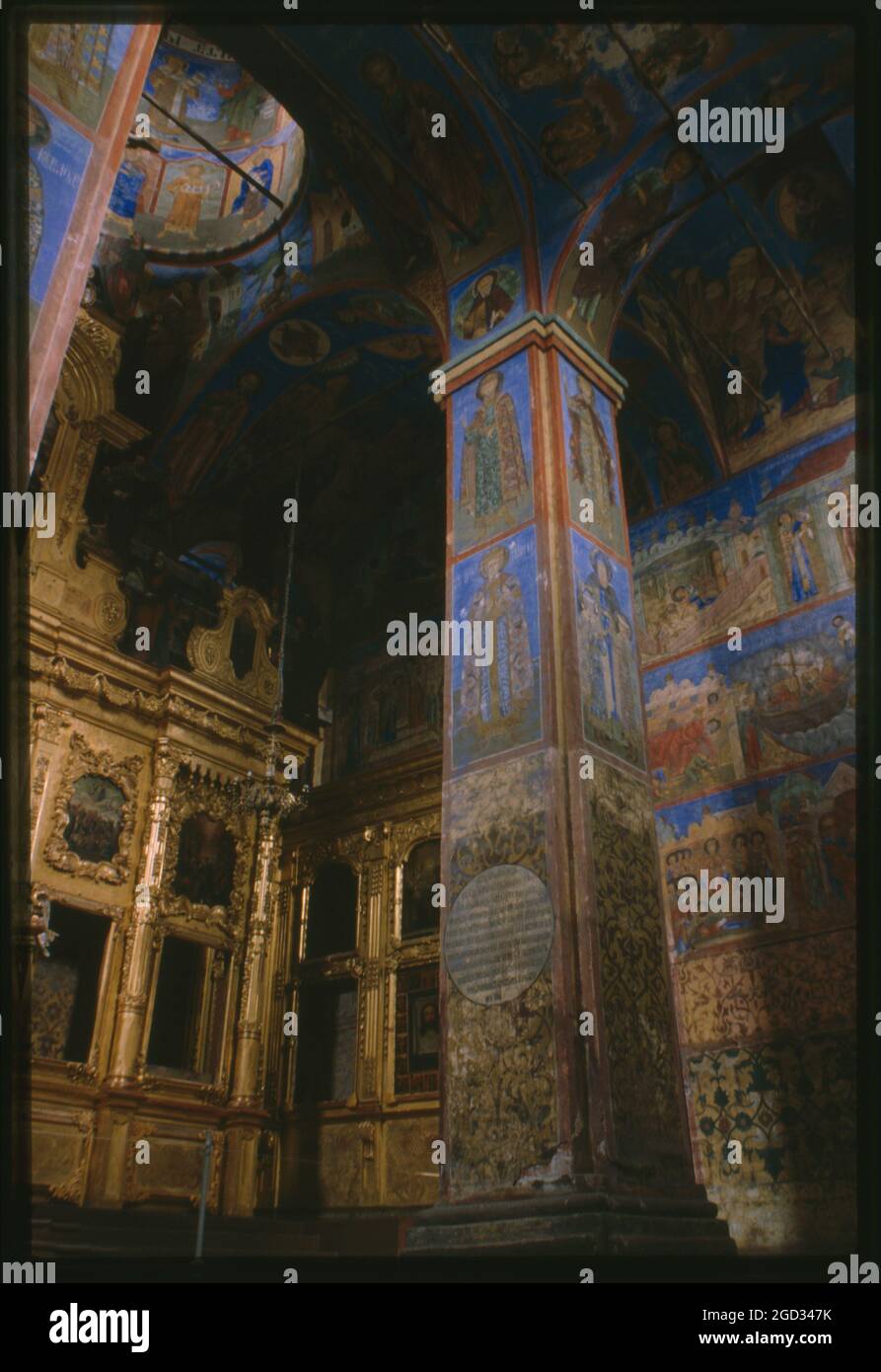 Kirche des heiligen Nikolaus Nadein (1620-22), innen, südöstliche Ecke, mit Ikonenschirm und Fresken von Szenen aus dem Leben des heiligen Nikolaus, Jaroslawl', Russland; 1997 Stockfoto