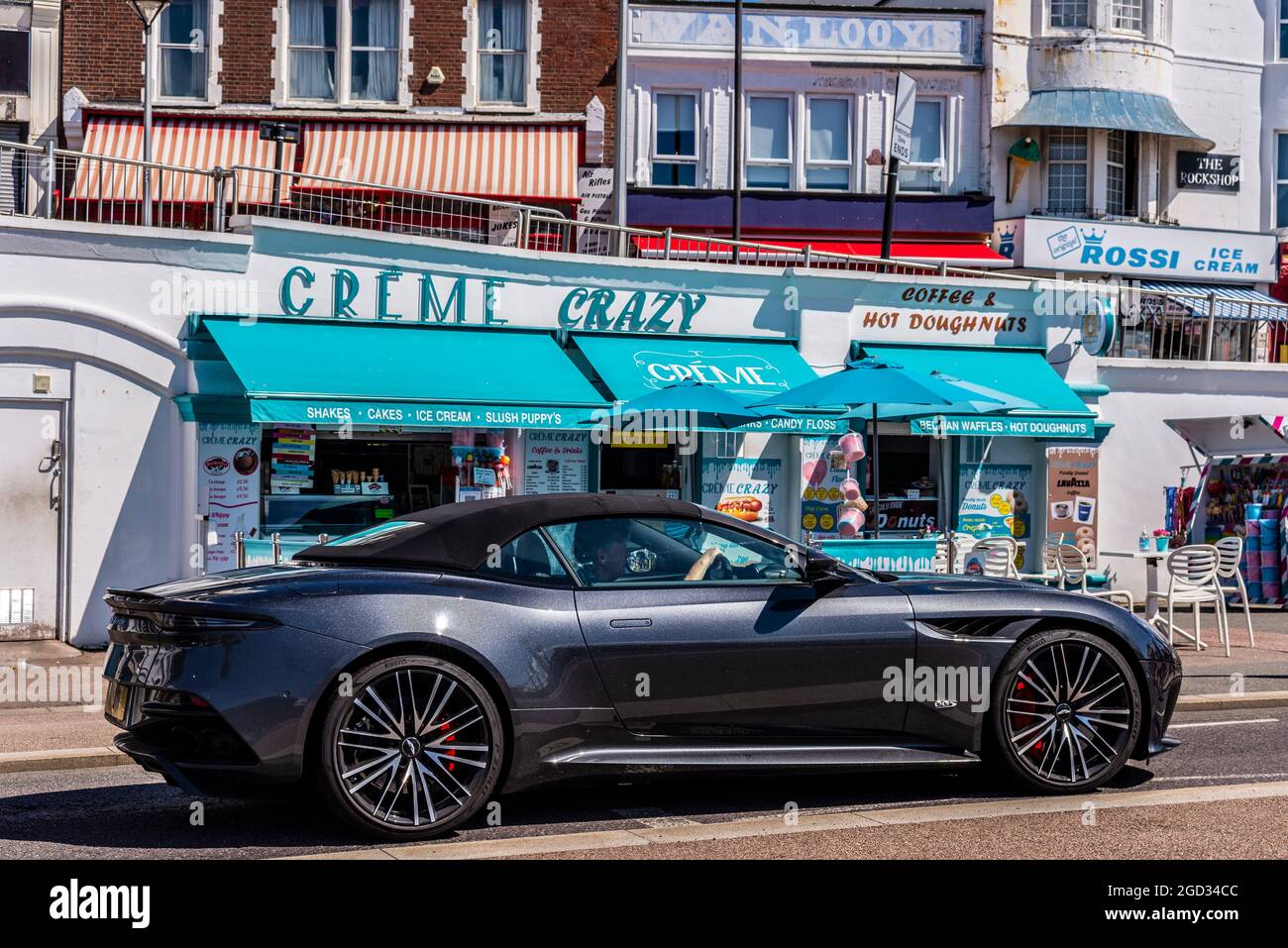 Aston Martin DBS Superleggera V12 Grand Tourer Supersportwagen an den Pier Arches Cafés unter Pier Hill in Southend on Sea, Essex, Großbritannien. Geschäftshändler Stockfoto