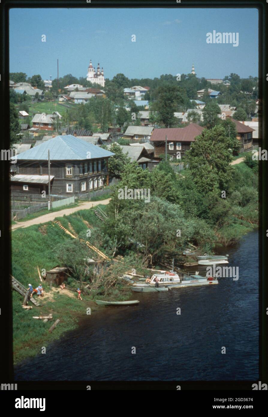 Linkes Ufer des Flusses Sukhona, mit Holzhäusern (19.-20. Jahrhundert), tot'mA, Russland 1998. Stockfoto