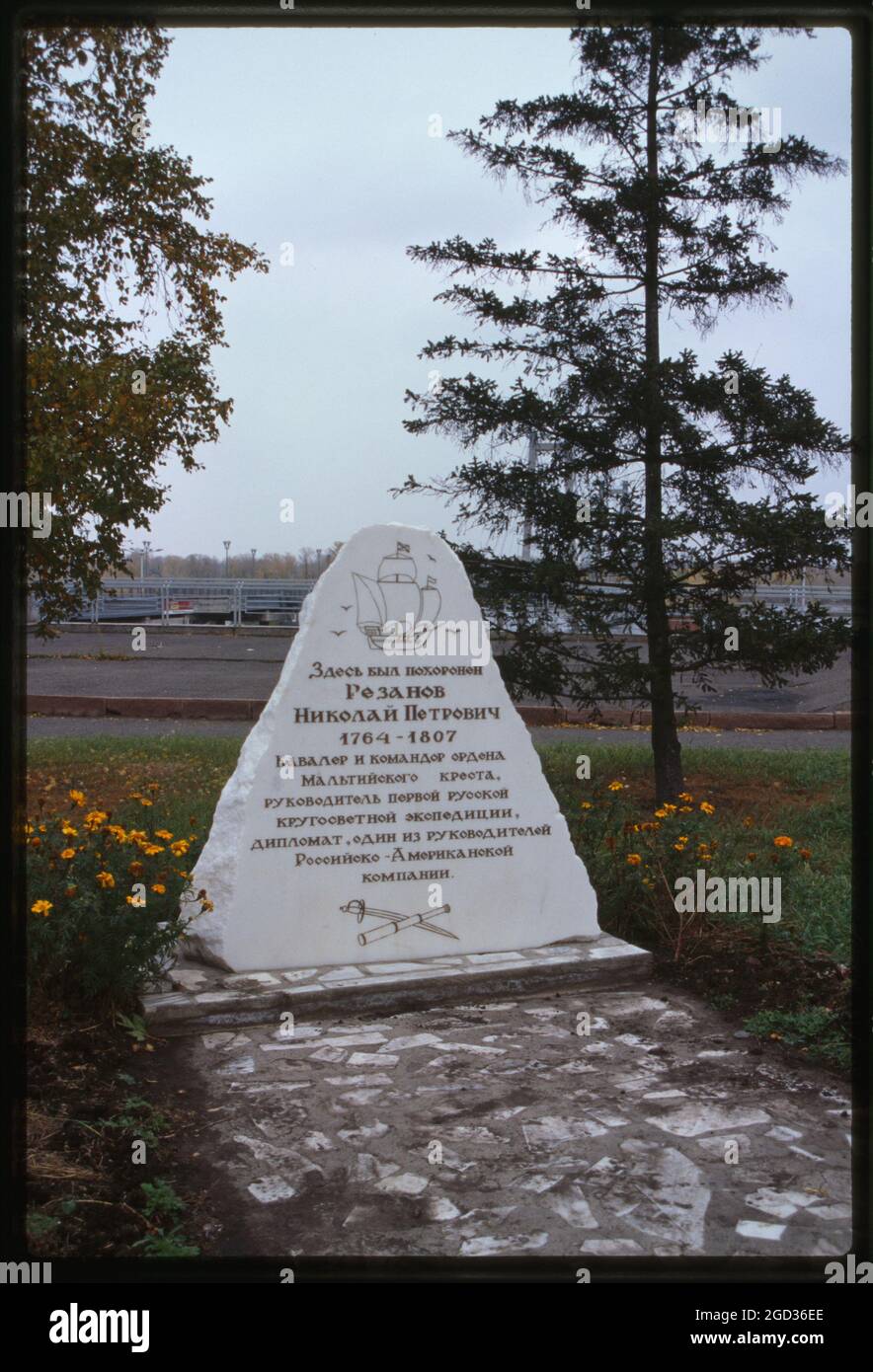 Grabzeichen von Nikolai Resanov, prominenter Marineoffizier und einer der Direktoren der russisch-amerikanischen Kompanie, Krasnojarsk, Russland; 1999 Stockfoto