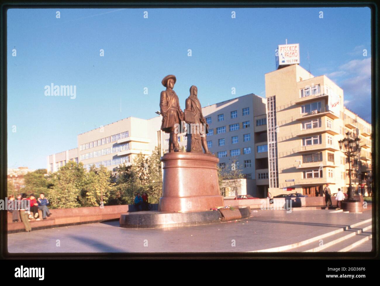 Denkmal für die Stadtgründer Vasilii Tatischtschew und Vasilii Gennin, auf dem Arbeiterplatz, Jekaterinburg, Russland 1999. Stockfoto