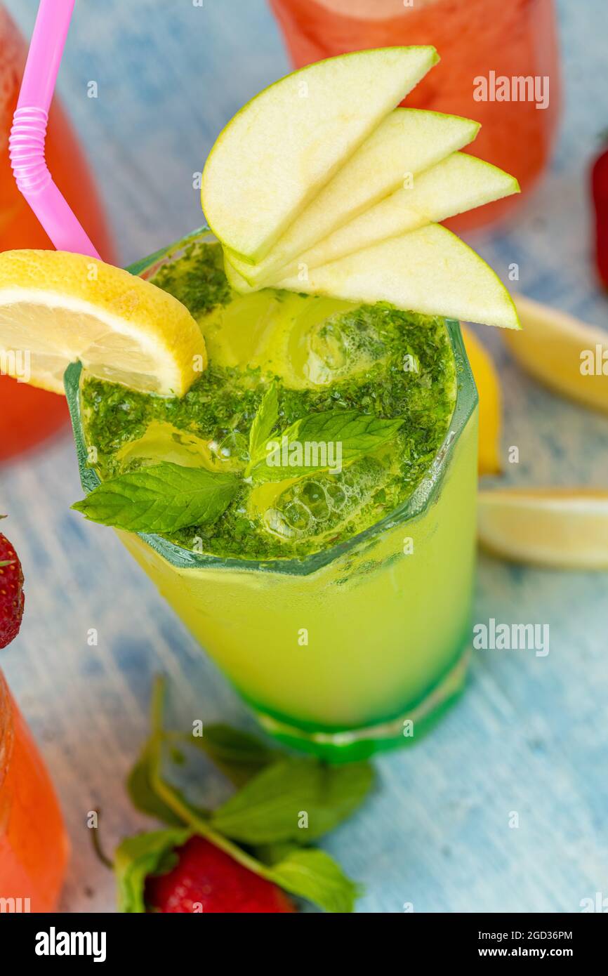 Erfrischende Limonade mit Zitrone, Erdbeere und Minze auf blauem Hintergrund Stockfoto