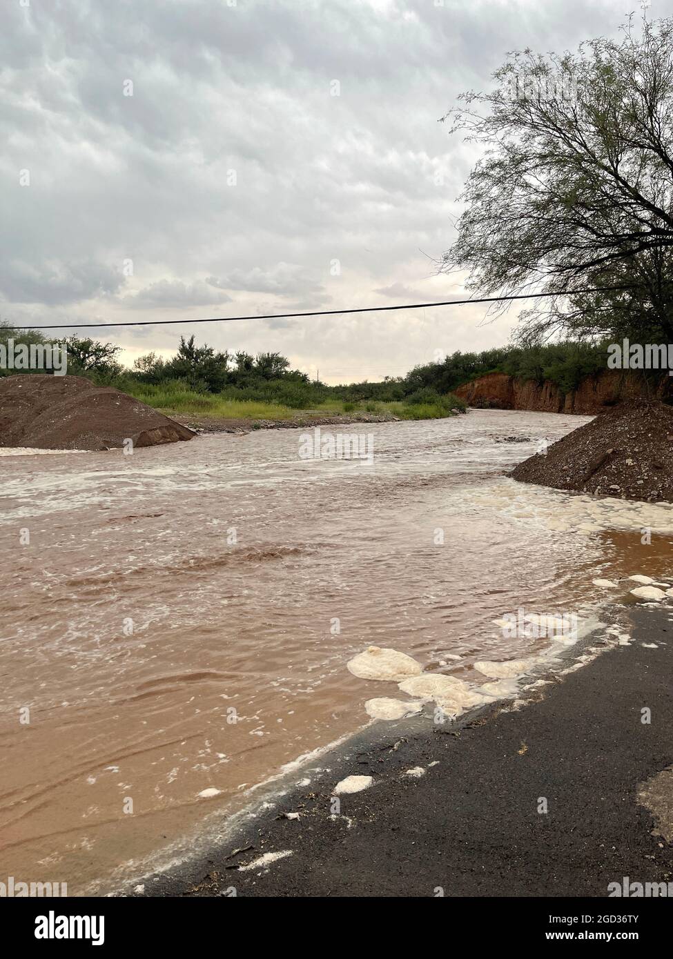 Unpassierbare Straße in Arizona aufgrund einer Sturzflut Stockfoto