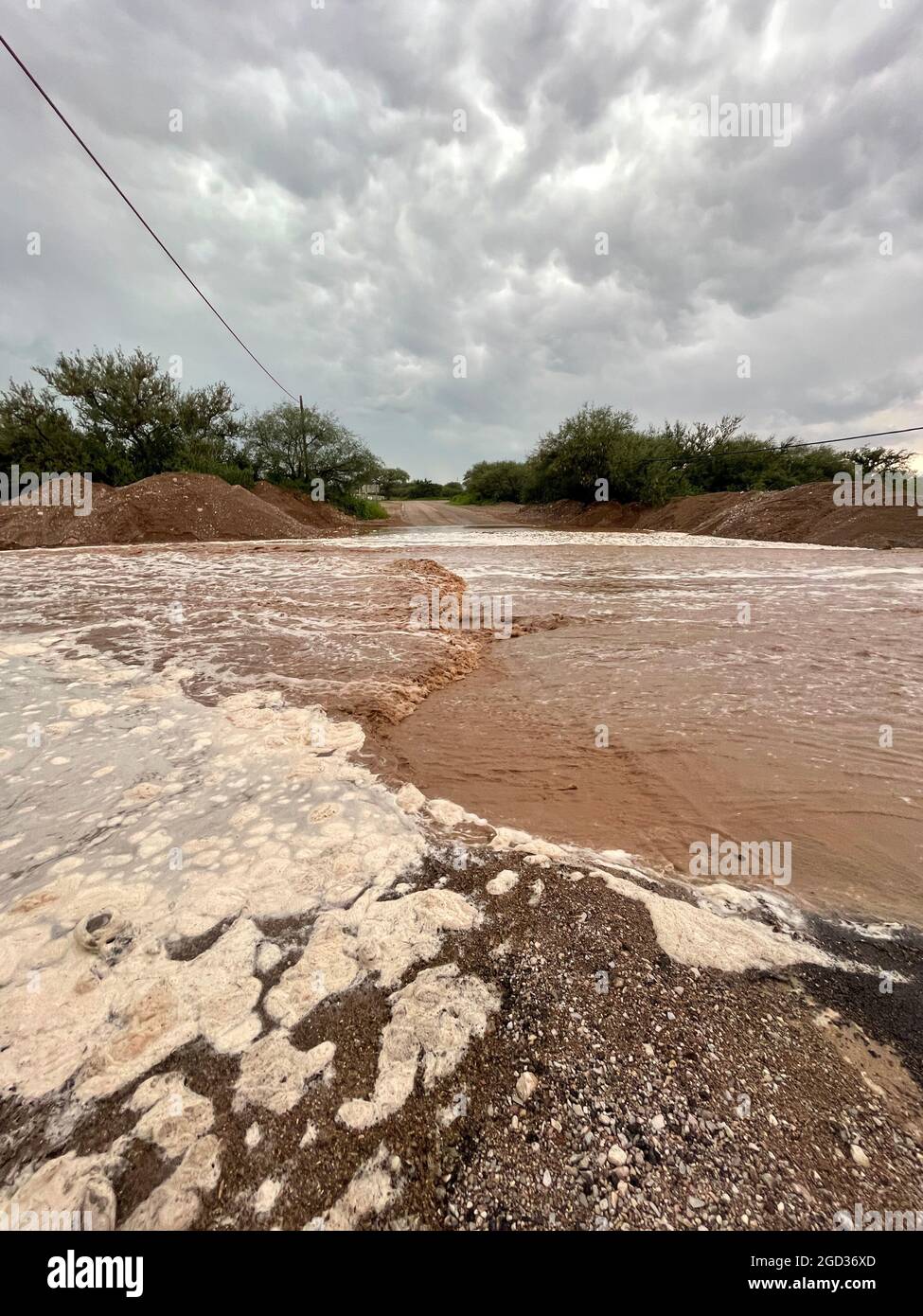 Sturzflut auf einer ländlichen Straße in Arizona nach starkem Regen Stockfoto