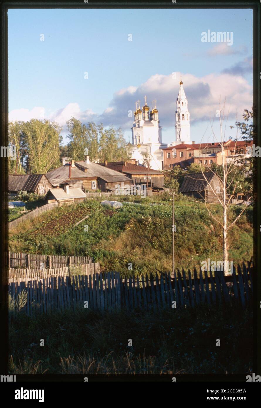 Dreifaltigkeitskirche (1703-12), nordwestliches Panorama, mit Blockhäusern (19.-20. Jahrhundert) und Gartengrundstücken im Vordergrund, Verkhotur'e, Russland 1999. Stockfoto