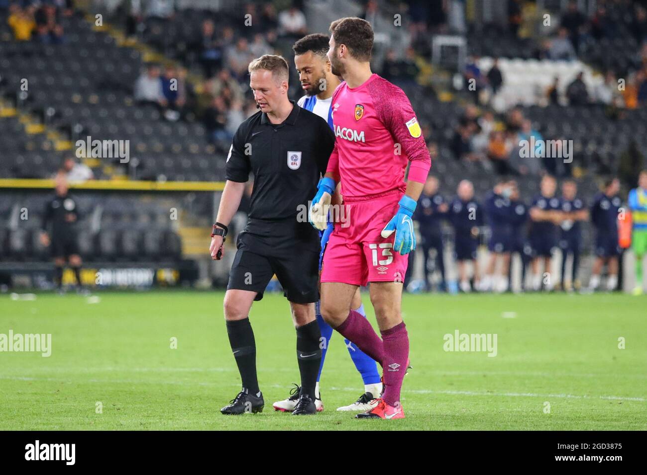 Nathan Baxter #13 von Hull City versucht, Gedankenspiele mit Jordan Cousins #6 von Wigan Athletic zu spielen, bevor er seine Strafe ergeht Stockfoto