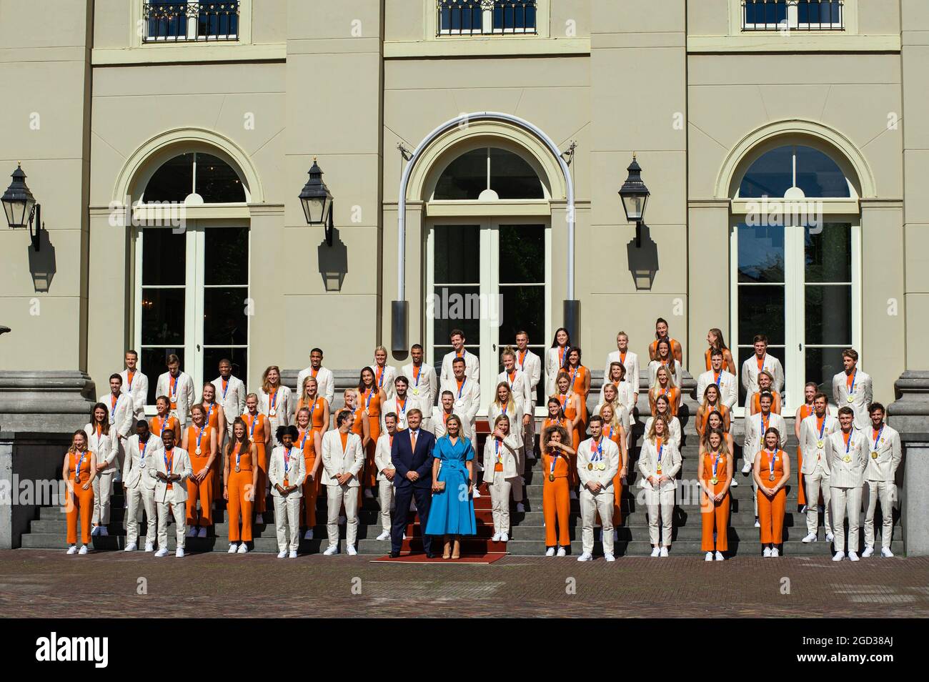 Den Haag, Niederlande. August 2021. Die niederländischen Olympiasieger und König William-Alexander und Königin Maxima auf dem Paradeplatz des Noordeinde-Palastes empfingen während der Veranstaltung die niederländischen Medaillengewinnerinnen der Olympischen Sommerspiele ‘2020 in Tokio im Noordeinde-Palast in Den Haag. Das Ministerium für Gesundheit, Wohlfahrt und Sport organisierte die offiziellen Ehrungen für die Olympiasieger in Den Haag. Kredit: SOPA Images Limited/Alamy Live Nachrichten Stockfoto