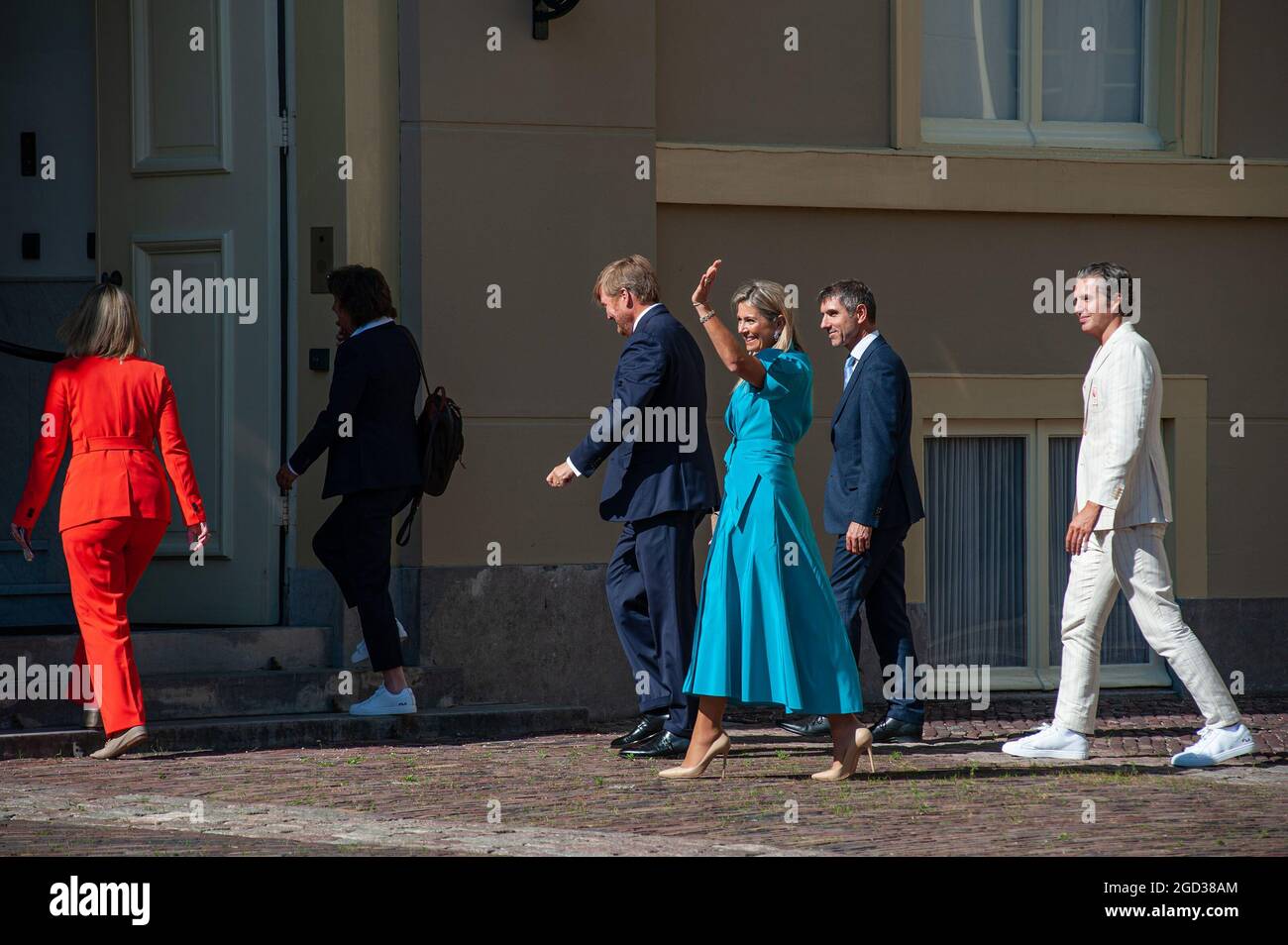 Den Haag, Niederlande. August 2021. König William-Alexander und Königin Maxima verlassen während der Veranstaltung den Paradeplatz.seine Majestät König William-Alexander und Ihre Majestät Königin Maxima der Niederlande empfingen die niederländischen Medaillengewinnerinnen der Olympischen Sommerspiele ‘2020 in Tokio im Noordeinde Palace in Den Haag. Das Ministerium für Gesundheit, Wohlfahrt und Sport organisierte die offiziellen Ehrungen für die Olympiasieger in Den Haag. Kredit: SOPA Images Limited/Alamy Live Nachrichten Stockfoto