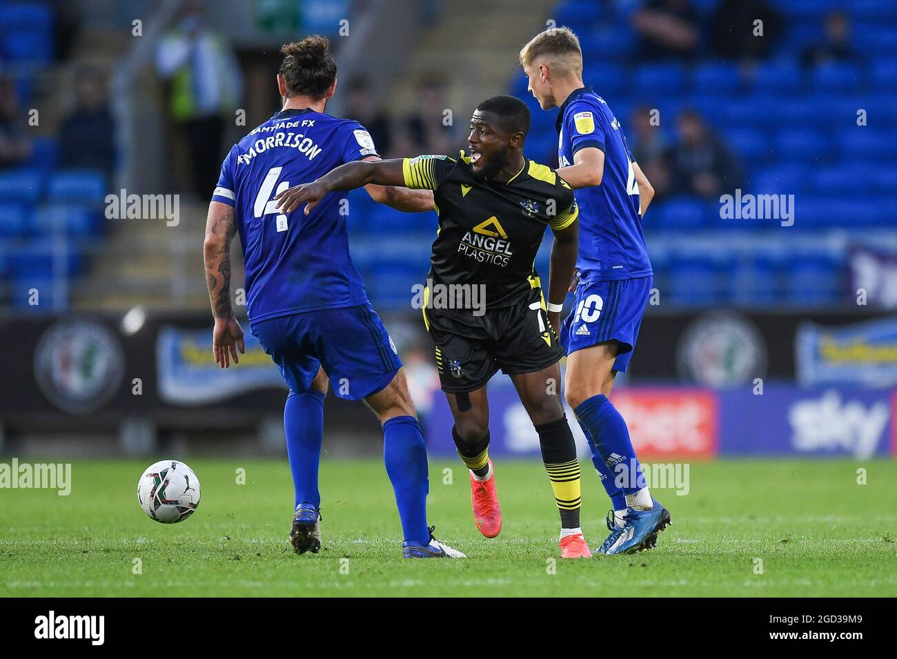 David Ajiboye #7 von Sutton Vereinigte sich unter dem Druck von Thomas Davies #40 und Sean Morrison #4 von Cardiff City Stockfoto