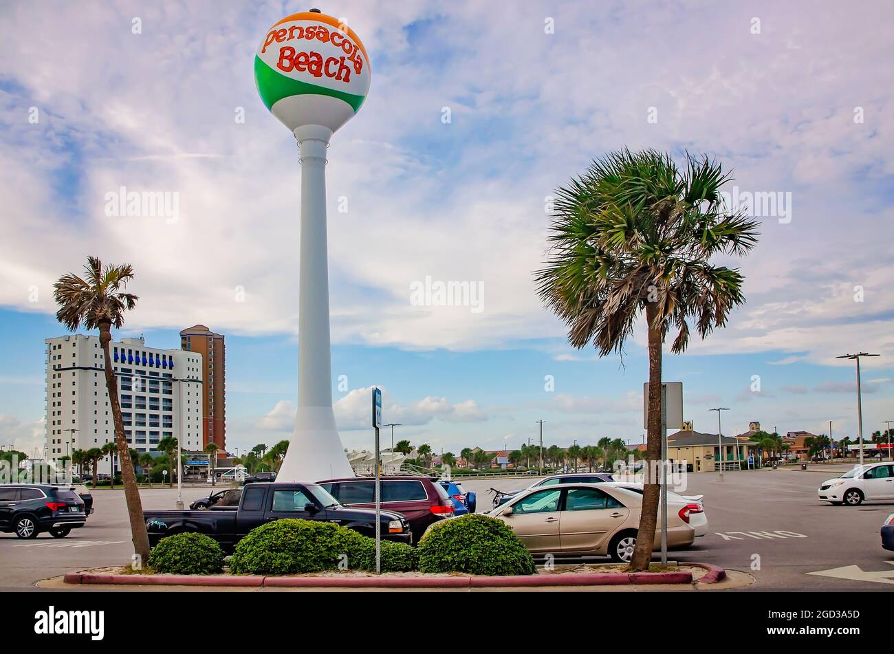 Pensacola’s ikonischer Beach Ball Water Tower, der nicht mehr in Betrieb ist, ist am Pensacola Beach am 9. Oktober 2018 in Pensacola, Florida, abgebildet. Stockfoto