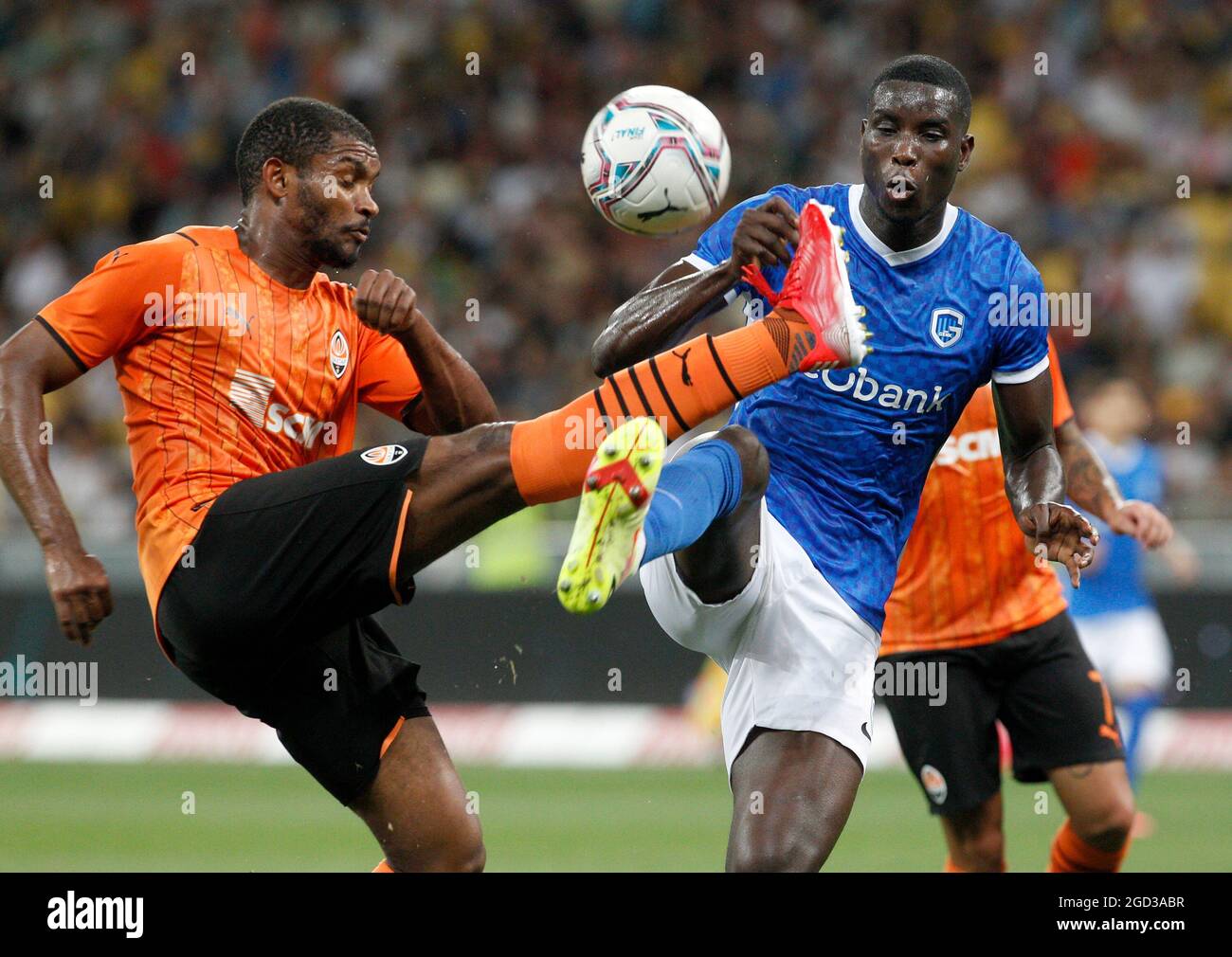 Kiew, Ukraine. August 2021. Marlon (L) von Shakhtar Donetsk und Paul Onuachu (R) von Genk in Aktion während der UEFA Champions League, der dritten Qualifikationsrunde, dem zweiten Beinspiel im Olimpiyskiy-Stadion in Kiew. Kredit: SOPA Images Limited/Alamy Live Nachrichten Stockfoto