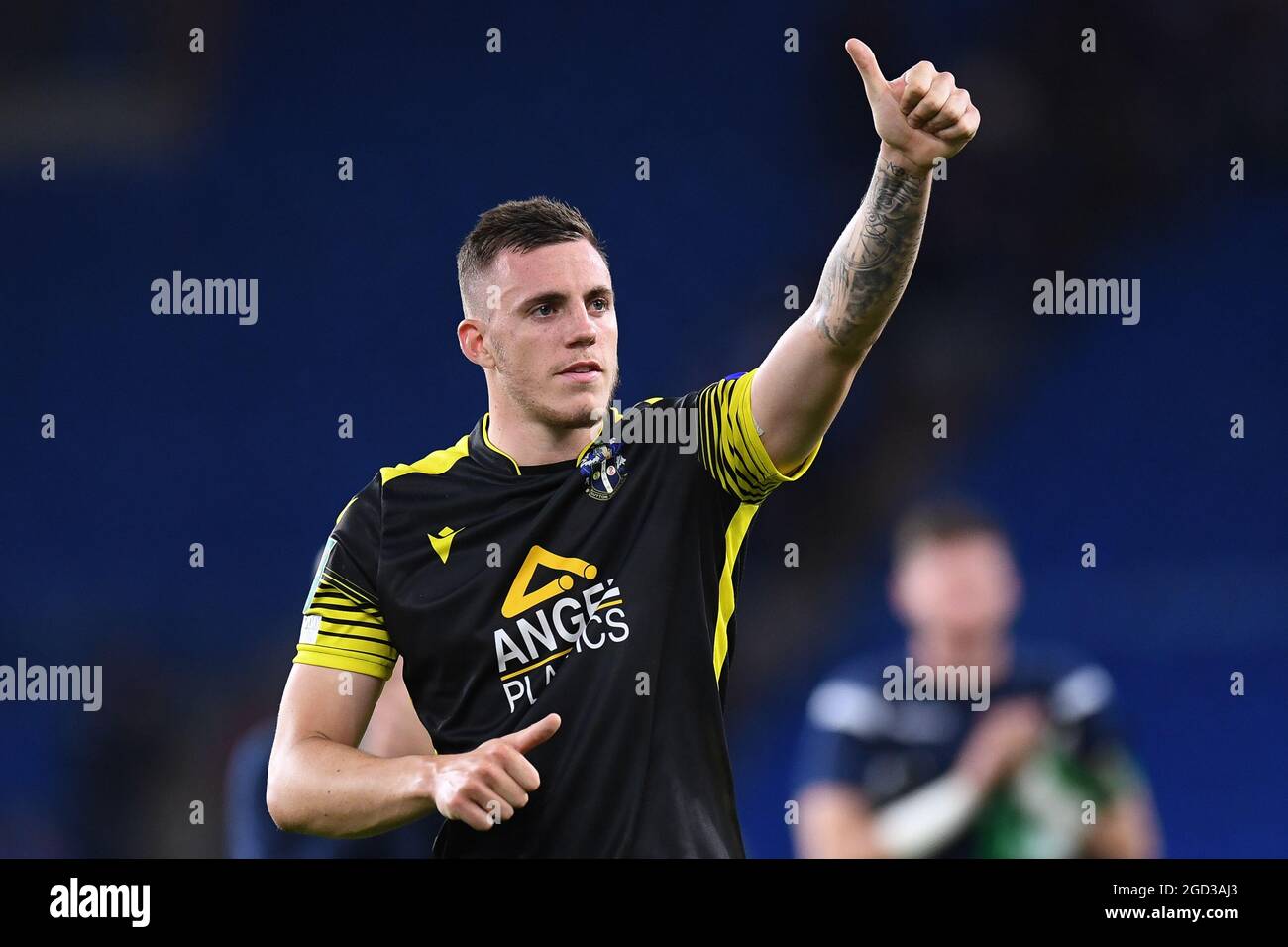 Cardiff, Großbritannien. August 2021. Aden Flint #5 von Cardiff City Daumen hoch für die Fans nach dem Ende des Spiels in Cardiff, Großbritannien am 8/10/2021. (Foto von Mike Jones/News Images/Sipa USA) Quelle: SIPA USA/Alamy Live News Stockfoto