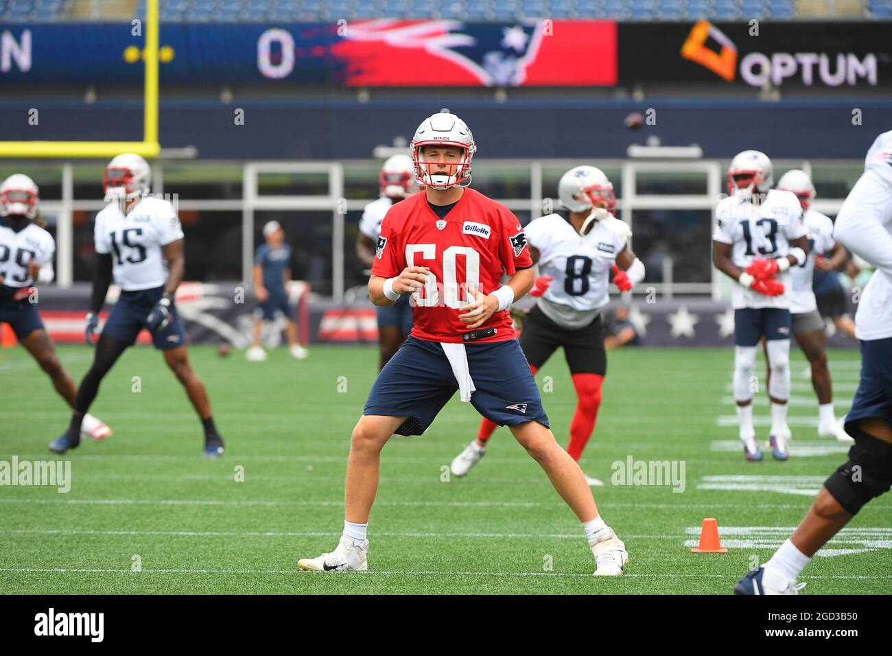 Dienstag, 10. August 2021: New England Patriots Quarterback Mac Jones (50) erstreckt sich im Trainingslager der New England Patriots, das im Gillette Stadium in Foxborough, Massachusetts, stattfindet. Eric Canha/CSM Stockfoto